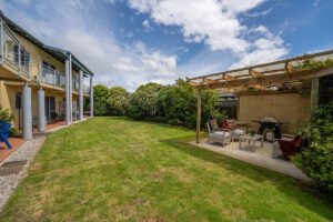 Family-friendly BBQ and garden space at Greens Motel