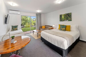 downstairs studio room, Greens motel